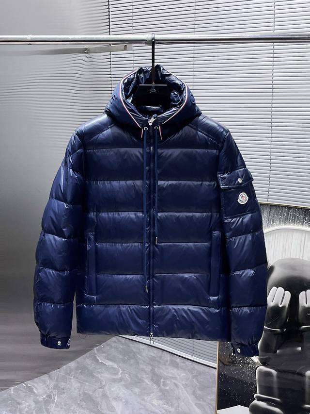 支持年后退换 蒙口 Moncler 2024秋冬新款连帽羽绒服外套，爆款来袭，品相超级好。进口防风防雨面料，软糯亲肤，抗皱不沾灰，立挺有型，时尚绝绝子；奢华有型