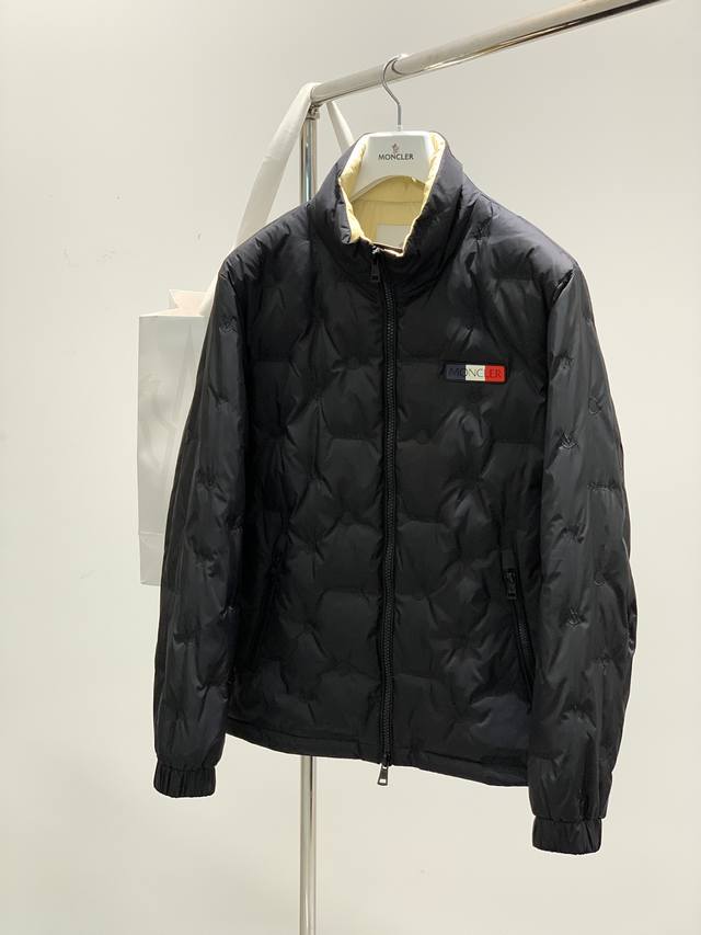 支持年后退换， Moncler 蒙口，2024冬季最新品，专柜同步有售，原单狠货，时尚休闲羽绒外套，上身舒适！吸睛而有亮点，采用进口原版面料，顶级印胶工艺字母图