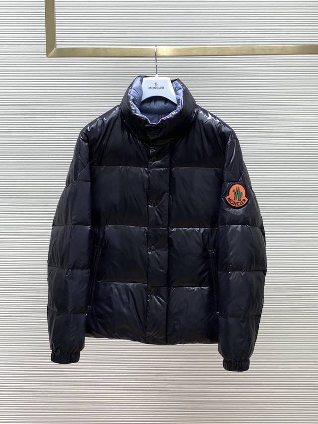 支持年后退换， Moncler 蒙口，2024冬季最新品，专柜同步有售，原单狠货，时尚休闲羽绒外套，上身舒适！吸睛而有亮点，采用进口原版面料，精致植绒工艺字母图