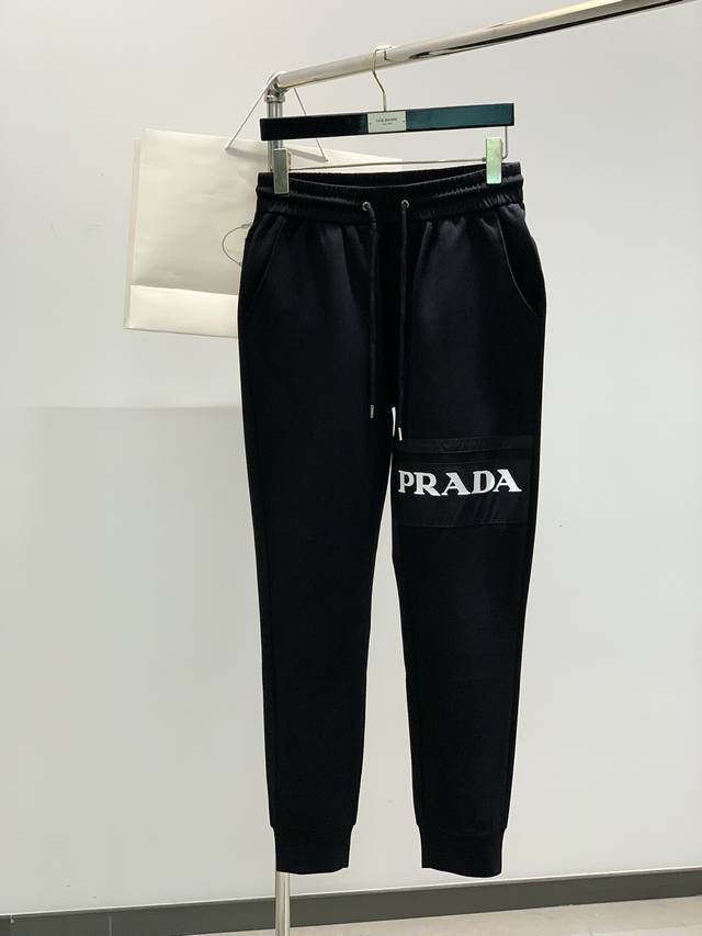 年后，颜色：黑，灰 Prada 普拉达，2025春季最新品，专柜同步有售，时尚休闲裤，进口原版面料，做工极为复杂，唯一可以做代购级别的渠道狠货，顶级印胶工艺字母