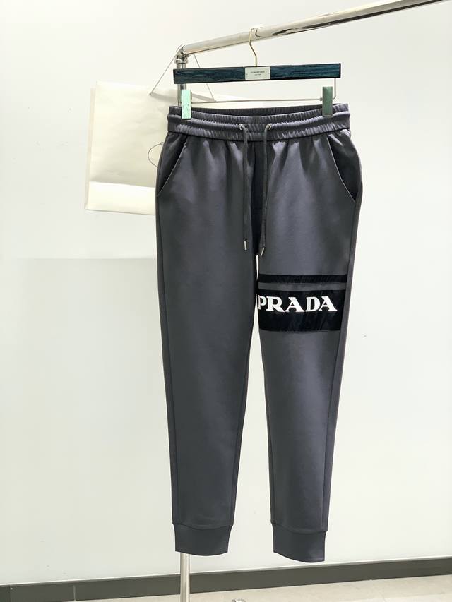 年后，颜色：黑，灰 Prada 普拉达，2025春季最新品，专柜同步有售，时尚休闲裤，进口原版面料，做工极为复杂，唯一可以做代购级别的渠道狠货，顶级印胶工艺字母