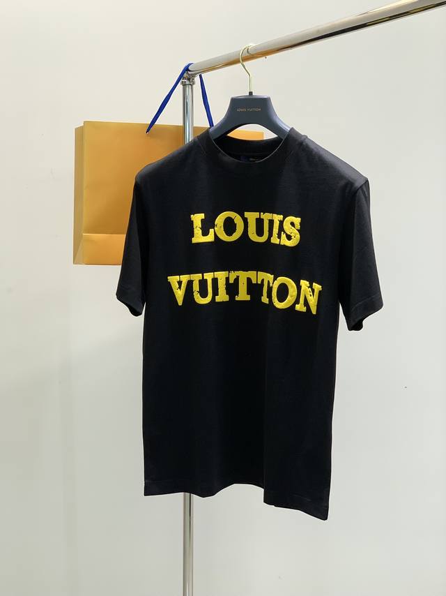 年后， Louisvuitton 路易威登，2025春夏最新款，专柜同步有售，原单狠货，时尚休闲圆领短袖T恤，上身很有特点！吸睛而有亮点，进口原版面料，顶级印花