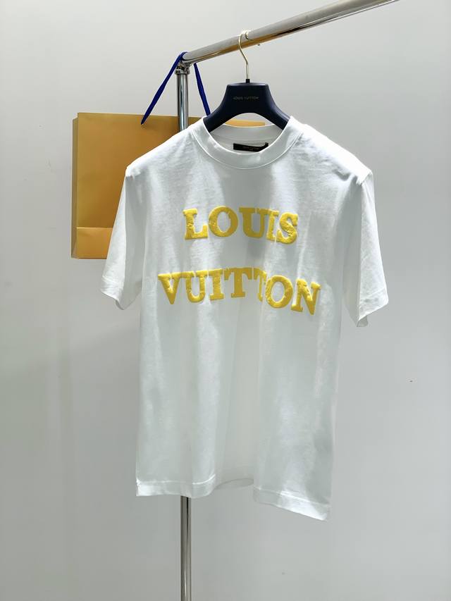 年后， Louisvuitton 路易威登，2025春夏最新款，专柜同步有售，原单狠货，时尚休闲圆领短袖T恤，上身很有特点！吸睛而有亮点，进口原版面料，顶级印花