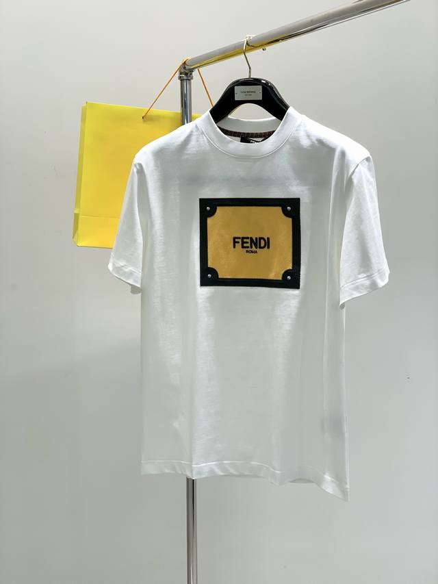 年后， Fendi 芬迪，2025春夏最新品，专柜同步有售，原单狠货，休闲时尚圆领短袖T恤，进口原版面料，顶级刺绣工艺字母图案Logo，独特设计，上身舒适透气， - 点击图像关闭