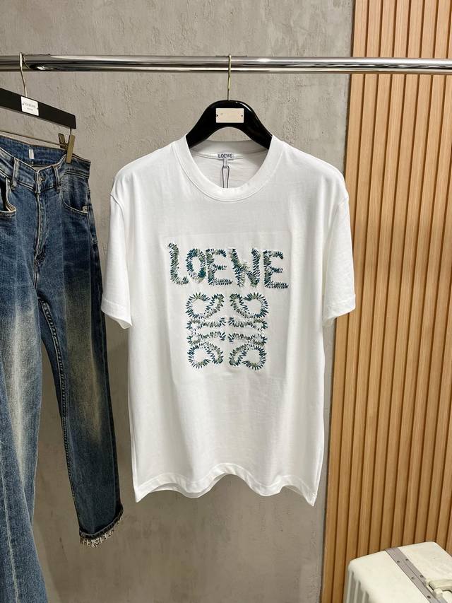 Loewe 罗意威 支持年后退换 单穿打底都是首选 高定面料 240克纯棉 2025春夏新品短袖时尚经典圆领短袖时尚单品设计，更加时尚舒适，高标准定制，上身非常