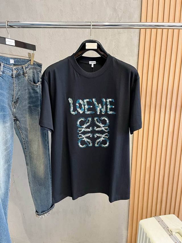 Loewe 罗意威 支持年后退换 单穿打底都是首选 高定面料 240克纯棉 2025春夏新品短袖时尚经典圆领短袖时尚单品设计，更加时尚舒适，高标准定制，上身非常