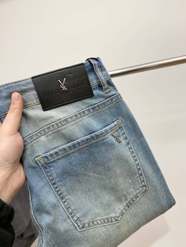 支持年后退换！Ysl 圣罗兰、2024最新品，专柜同步有售，原单狠货，水洗休闲加绒牛仔裤，进口原版水洗弹力面料，舒适有弹性，原版五金辅料装饰Logo，版型超正，