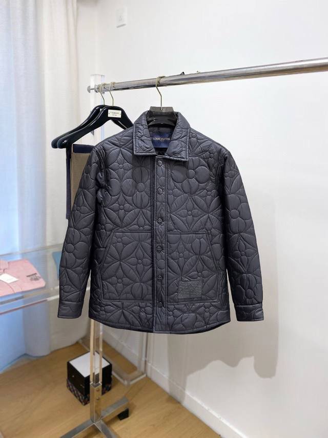 支持年后退换 Lv 三标齐全 2024Ss冬季新款羽绒棉服外套，秀场新品品相非常完美，舒适保暖，色泽饱满诱人，非常出彩的设计，轻松将时髦感进阶，做工极为考究严谨