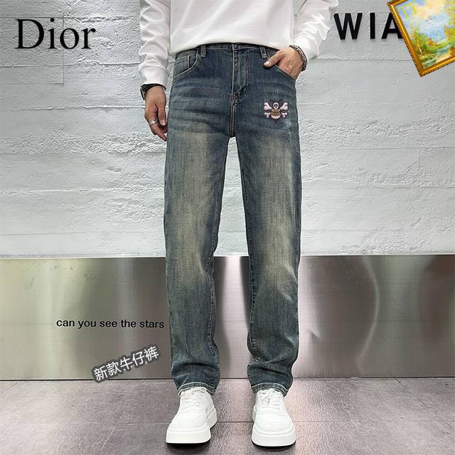 支持年后退换！ Dior 25Fw新款男士休闲牛仔裤，顶级品质！渠道订单，官网同步出售！！原厂订制牛仔全棉材质！适合休闲 正装各种搭配～日常通勤的极品！！尺码： - 点击图像关闭