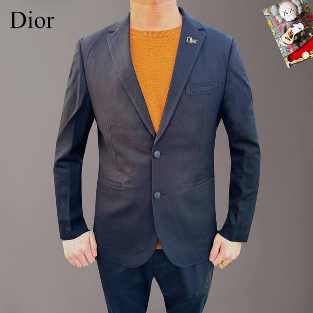 支持年后退换！ 高版本 Dior 2024Ss欧洲专柜主打系列。男士修身西服 ，采用进口羊毛面料 ，面料超级牛逼上身潇洒大气 ，贵气十足！男神必备码数:M-Xx