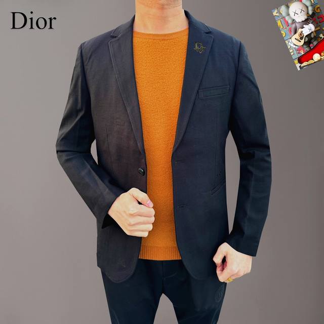 支持年后退换！ 高版本 Dior 2024Ss欧洲专柜主打系列。男士修身西服 ，采用进口羊毛面料 ，面料超级牛逼上身潇洒大气 ，贵气十足！男神必备码数:M-Xx