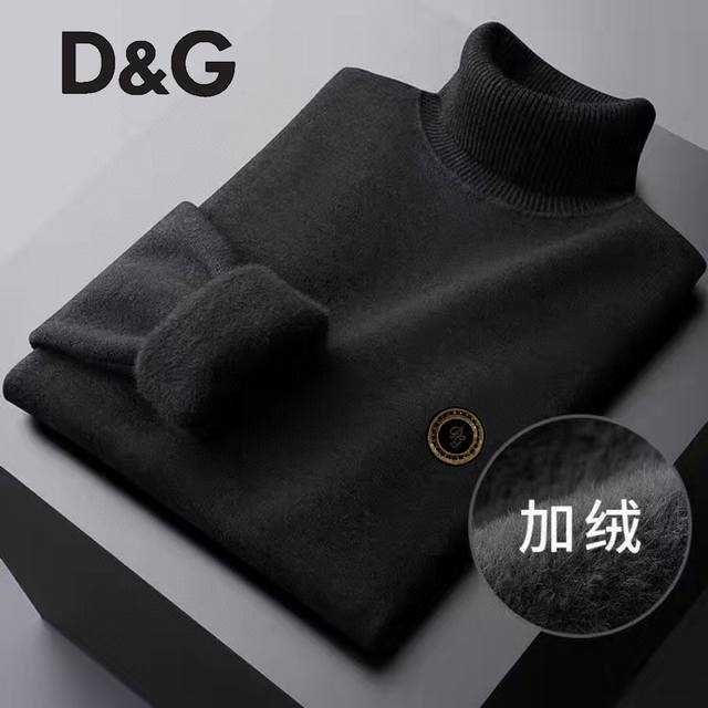 支持年后退换！ D&G 少见的高领加绒羊毛！！！太赞了，首先说下材质，大身采用羊毛混纺面料 内里加亲肤绒毛！！！竖条罗纹 穿着不臃肿 质密而软糯 细腻亲肤。贴身 - 点击图像关闭