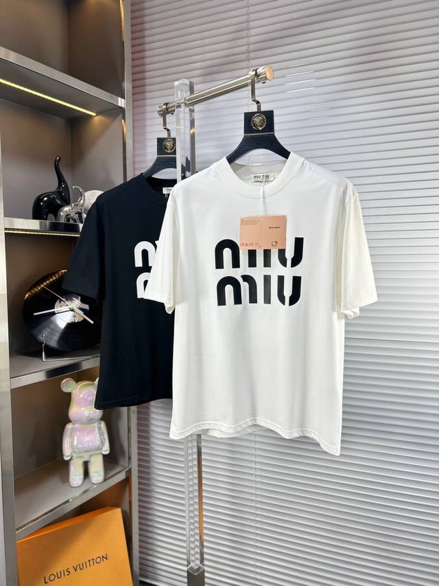 支持年后退换 Miu*缪缪 Ss25早春新款短袖T恤，高版本 官W1-1克重260 顶级图案Logo，帅气时尚，简约百搭款。面料棉 遇水既软 不仅挺括，保持潮流