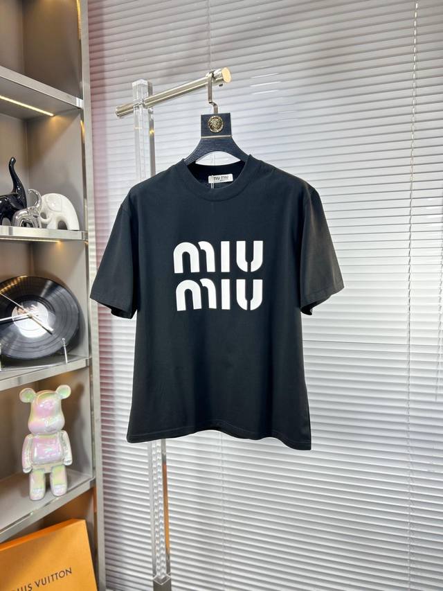 支持年后退换 Miu*缪缪 Ss25早春新款短袖T恤，高版本 官W1-1克重260 顶级图案Logo，帅气时尚，简约百搭款。面料棉 遇水既软 不仅挺括，保持潮流