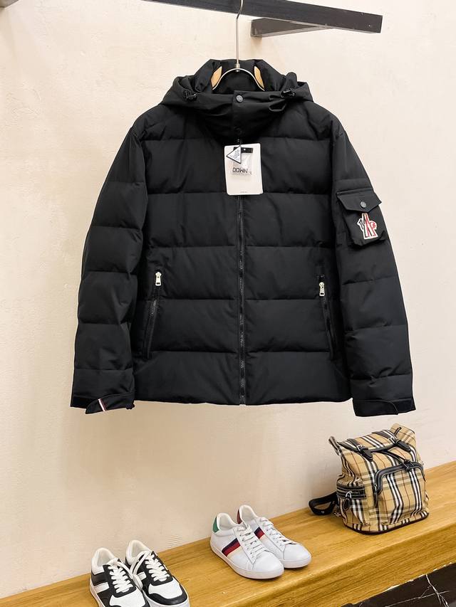 支持年后退换 蒙口Moncler 官网款2024秋冬新款羽绒服。这款号称羽绒服届最高端的，全部90绒的三标齐全带着经典的Logo组合搭配，第一眼看到就是满满的视