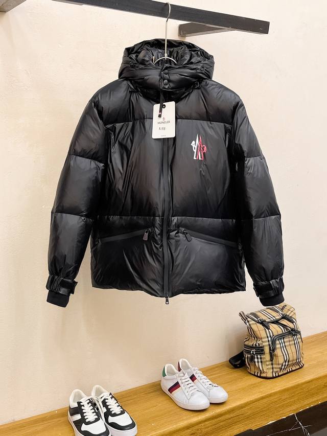 支持年后退换 蒙口Moncler 官网款2024秋冬新款羽绒服。这款号称羽绒服届最高端的，全部90绒的三标齐全带着经典的Logo组合搭配，第一眼看到就是满满的视