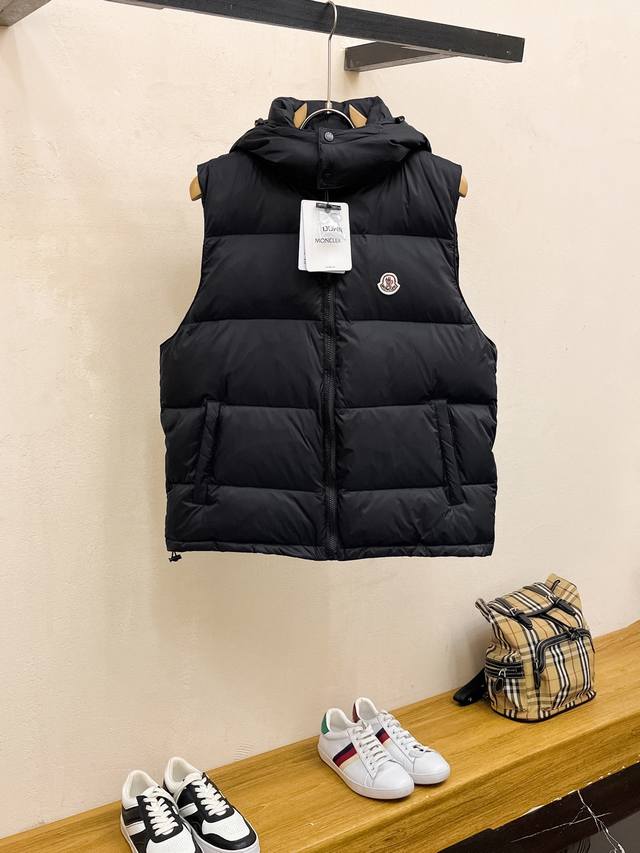 支持年后退换 蒙口Moncler 官网款2024秋冬新款马甲羽绒服。这款号称羽绒服届最高端的，全部90绒的三标齐全带着经典的Logo组合搭配，第一眼看到就是满满