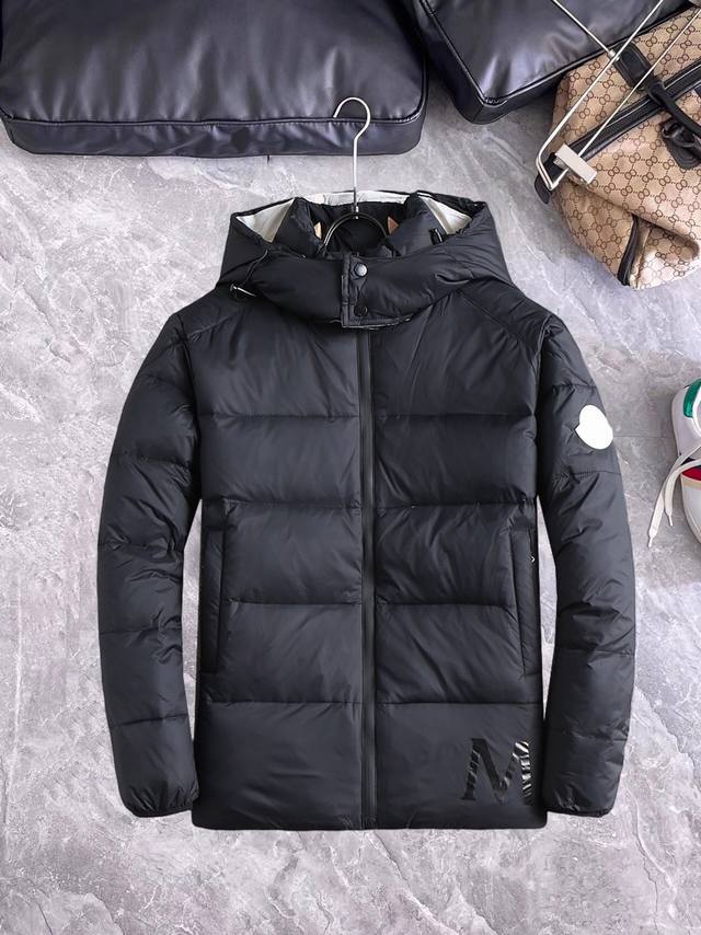 支持年后退换 蒙口Moncler 官网款2024秋冬新款羽绒服。这款号称羽绒服届最高端的，全部90绒的三标齐全带着经典的Logo组合搭配，第一眼看到就是满满的视