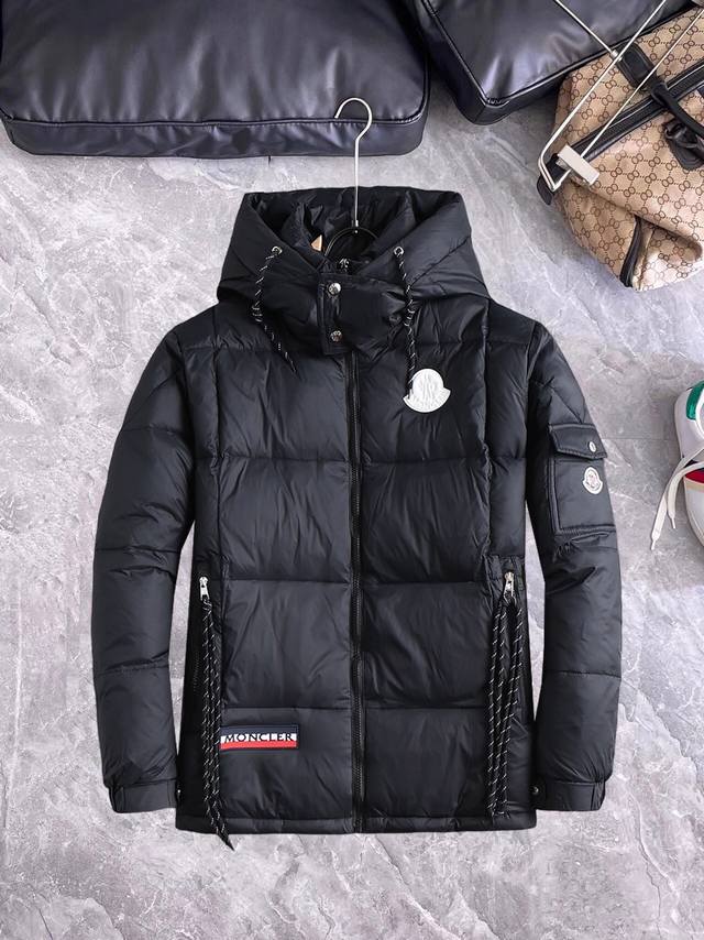 支持年后退换 蒙口Moncler 官网款2024秋冬新款羽绒服。这款号称羽绒服届最高端的，全部90绒的三标齐全带着经典的Logo组合搭配，第一眼看到就是满满的视