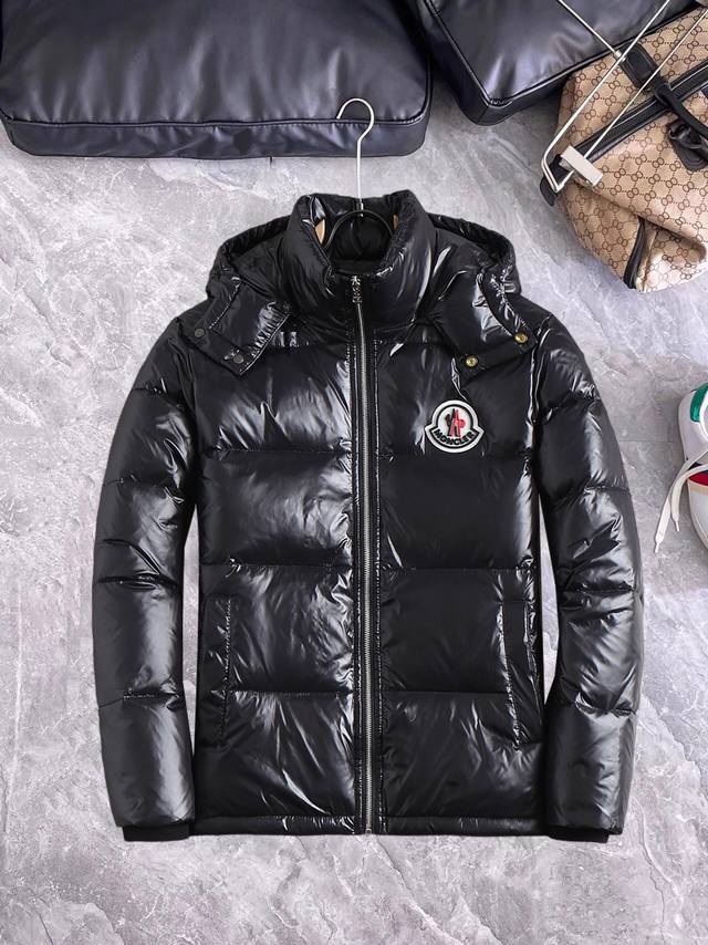 支持年后退换 蒙口Moncler 官网款2024秋冬新款羽绒服。这款号称羽绒服届最高端的，全部90绒的三标齐全带着经典的Logo组合搭配，第一眼看到就是满满的视