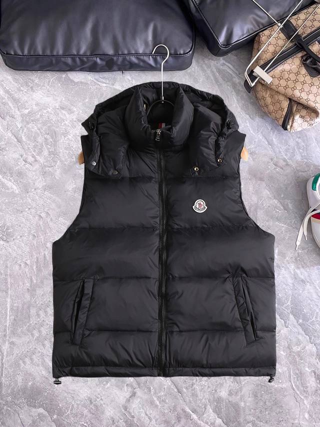 支持年后退换 蒙口Moncler 官网款2024秋冬新款马甲羽绒服。这款号称羽绒服届最高端的，全部90绒的三标齐全带着经典的Logo组合搭配，第一眼看到就是满满