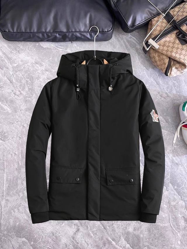 支持年后退换 蒙口Moncler 官网款2024秋冬新款羽绒服。这款号称羽绒服届最高端的，全部90绒的三标齐全带着经典的Logo组合搭配，第一眼看到就是满满的视