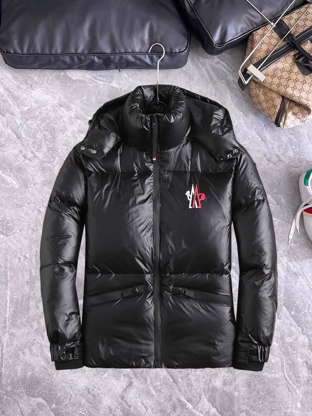 支持年后退换 蒙口Moncler 官网款2024秋冬新款羽绒服。这款号称羽绒服届最高端的，全部90绒的三标齐全带着经典的Logo组合搭配，第一眼看到就是满满的视