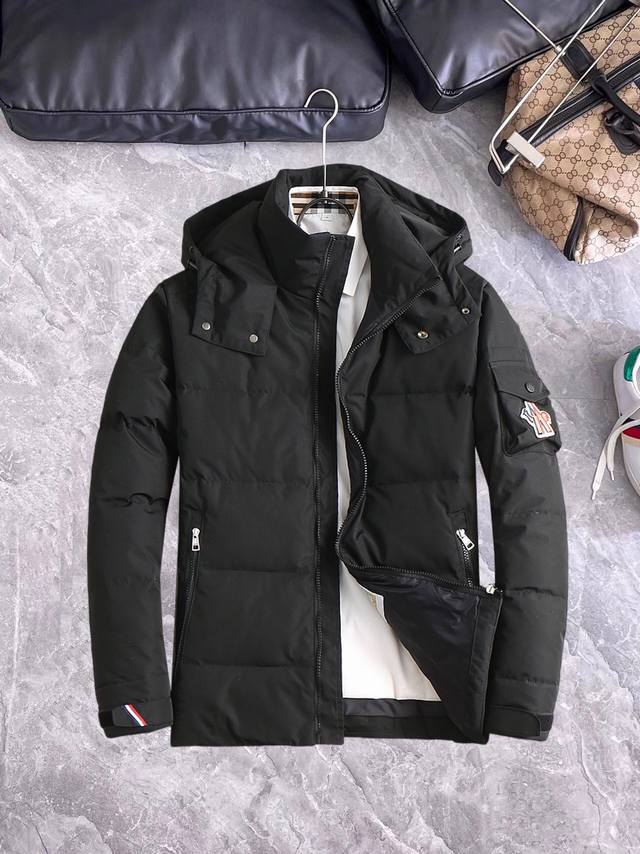 支持年后退换 蒙口Moncler 官网款2024秋冬新款羽绒服。这款号称羽绒服届最高端的，全部90绒的三标齐全带着经典的Logo组合搭配，第一眼看到就是满满的视