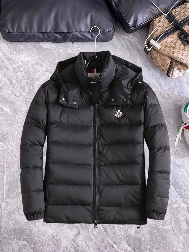 支持年后退换 蒙口Moncler 官网款2024秋冬新款羽绒服。这款号称羽绒服届最高端的，全部90绒的三标齐全带着经典的Logo组合搭配，第一眼看到就是满满的视