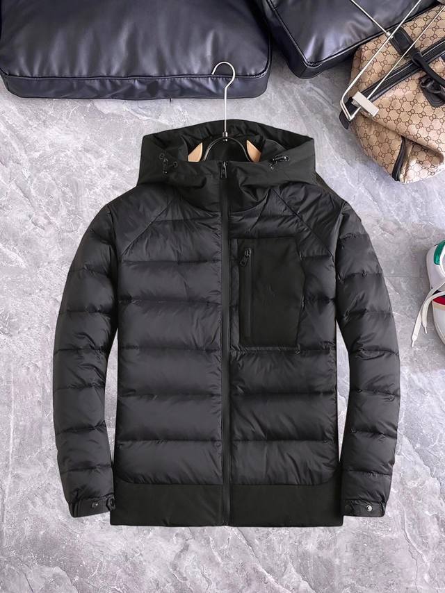 支持年后退换 蒙口Moncler 官网款2024秋冬新款羽绒服。这款号称羽绒服届最高端的，全部90绒的三标齐全带着经典的Logo组合搭配，第一眼看到就是满满的视