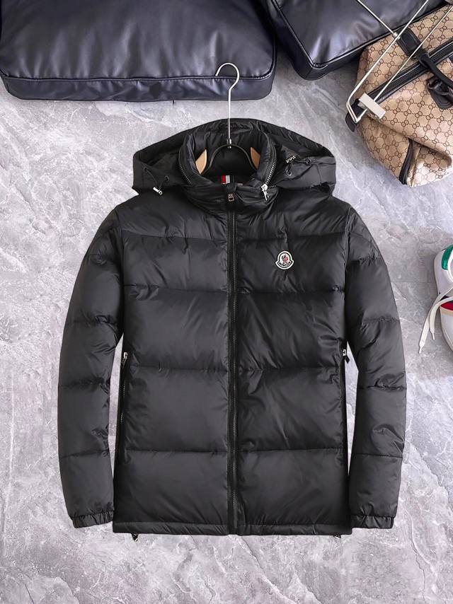 支持年后退换 蒙口Moncler 官网款2024秋冬新款羽绒服。这款号称羽绒服届最高端的，全部90绒的三标齐全带着经典的Logo组合搭配，第一眼看到就是满满的视