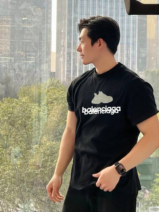 支持年后售后！ 。 Balencia*Ga巴黎*24S圆领短袖.供定制100%高克重300G莫代尔棉材质制成，厚实挺阔的手感 实物到手的即可就能感受到它的高级质