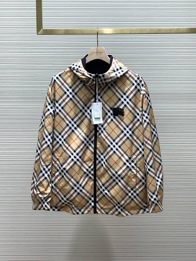 支持年后退换， ，Burberry 巴宝莉，2024秋冬最新品，专柜同步有售，原单狠货，时尚休闲两面穿连帽外套，进口原版面料，上身舒适透气，顶级印胶工艺字母图案