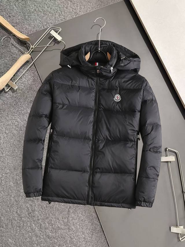 支持年后退换 羽绒服- 蒙口Moncler 官网款2024秋冬新款羽绒服。这款号称羽绒服届最高端的，全部90绒的三标齐全带着经典的Logo组合搭配，第一眼看到就