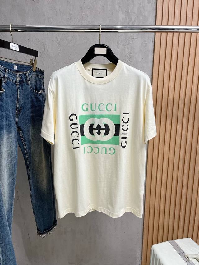 Gucci 古驰 支持年后退换 单穿打底都是首选 高定面料 240克纯棉 2025春夏新品短袖时尚经典圆领短袖时尚单品设计，更加时尚舒适，高标准定制，上身非常有