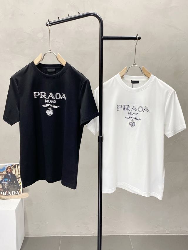 支持年后 。Prada普拉达独家专供新款原单男士休闲短袖 高端定制 高版本 时尚百搭爆款进口面料 手感超柔软细腻 穿着亲肤舒适 高端精品 代工厂精细做工 上身非