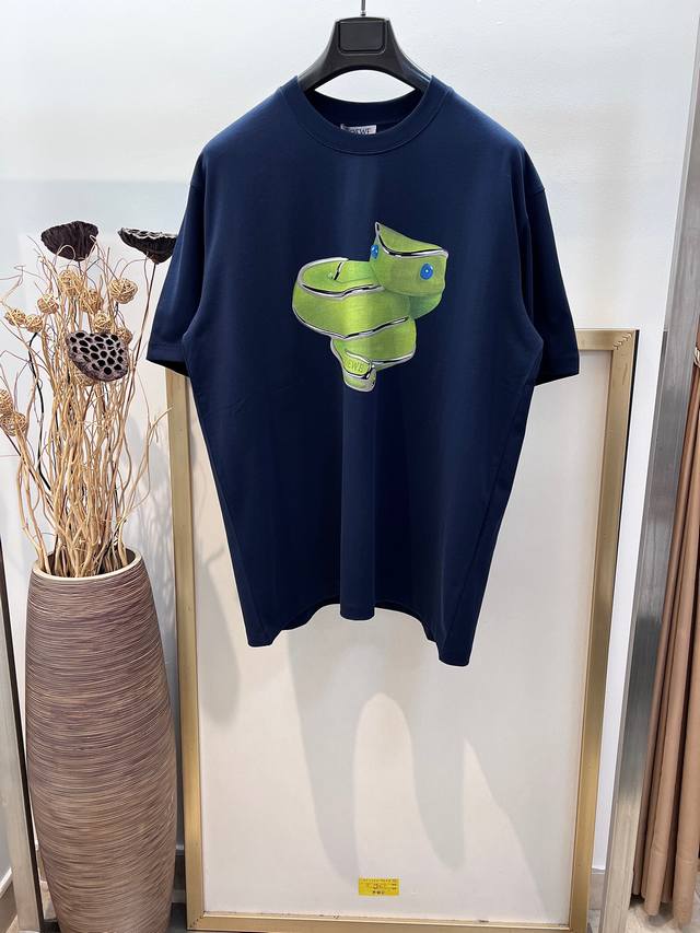 支持年后售后！ 。Size：S M L Xl 蓝白两色 宽松版型 男女同款 Loewe 罗意威 2025新春限定可爱蛇蛇直喷印花轻盈棉质平纹针织 T 恤 宽松版