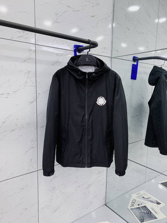 支持年后退换， Moncler 蒙口 2024Ss早秋新品 连帽夹克外套，该款夹克外层超柔聚酯纤维防风防水，功能与时尚型兼具。100%聚酯纤维成分的织物布面光洁 - 点击图像关闭