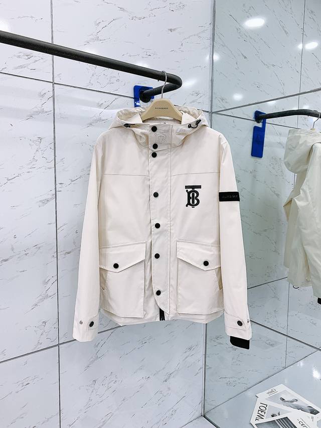 支持年后退换， Burberry 巴宝莉 2024Ss早秋新品 Go防水连帽风衣外套，进口防风面料打造，客供五金辅料装饰，透气性极佳，全压胶工无可挑剔，上身有型