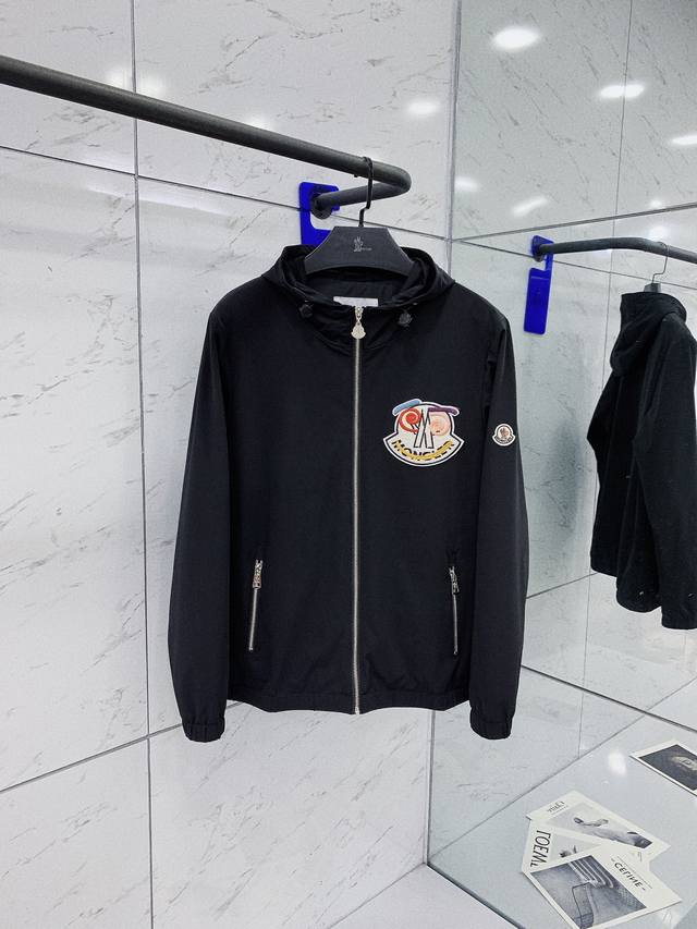 支持年后退换， Moncler 蒙口 2024Ss早秋新品 连帽夹克外套，该款夹克外层超柔聚酯纤维防风防水，功能与时尚型兼具。100%聚酯纤维成分的织物布面光洁