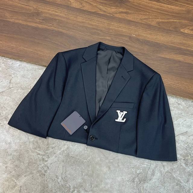 支持年后售后！ 套。New Lv 驴牌 秋冬新款男士商务套西！超高端顶尖一线成衣手工系列，西装领域里的佼佼者，世界公认的顶级面料和工艺水平，高密度支数纤维，让面 - 点击图像关闭