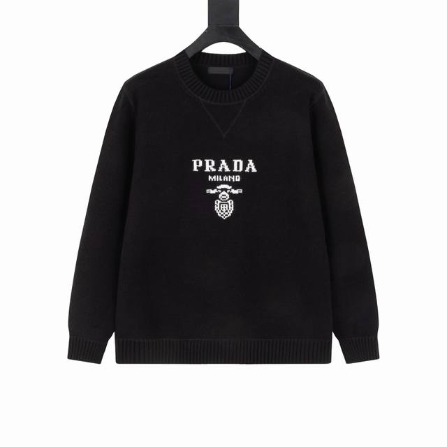 Prada 领口三角专属标识设计 羊毛圆领毛衣 市场独家 绝非市场羊毛成分通过水洗做出来的手感效果 每一个颜色起订量需要500Kg 选定一线毛纺工厂代工 定制洗