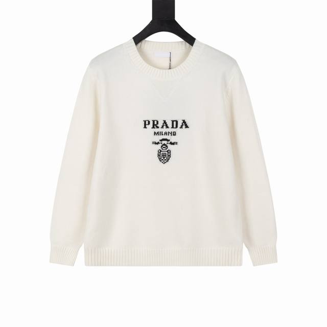 Prada 领口三角专属标识设计 羊毛圆领毛衣 市场独家 绝非市场羊毛成分通过水洗做出来的手感效果 每一个颜色起订量需要500Kg 选定一线毛纺工厂代工 定制洗