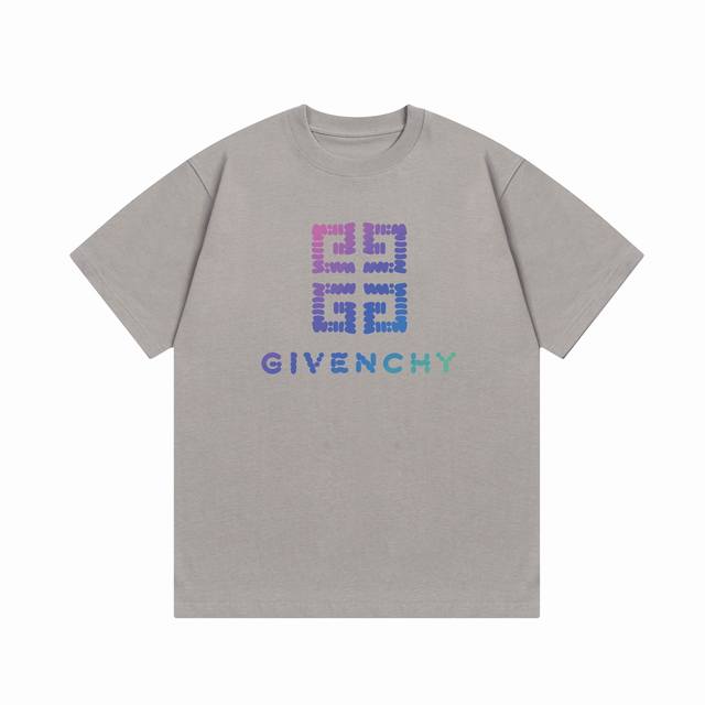 隔天到 Givenchy 纪梵希 渐变直喷字母印花 Logo标识精致升级，灵感源自八十年代复古 原版面料 官方同款 短袖T恤 定制300克同缸染面料 手感非常舒