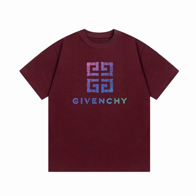 隔天到 Givenchy 纪梵希 渐变直喷字母印花 Logo标识精致升级，灵感源自八十年代复古 原版面料 官方同款 短袖T恤 定制300克同缸染面料 手感非常舒