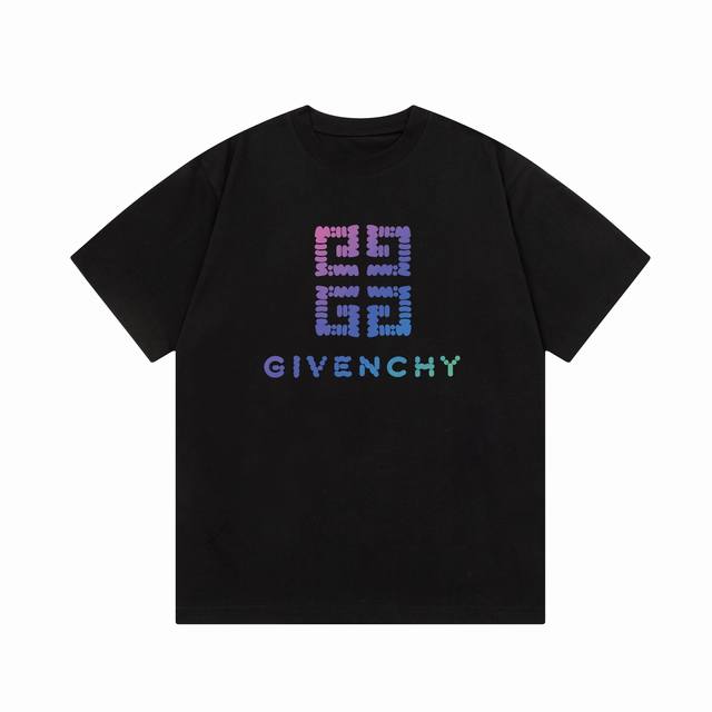 隔天到 Givenchy 纪梵希 渐变直喷字母印花 Logo标识精致升级，灵感源自八十年代复古 原版面料 官方同款 短袖T恤 定制300克同缸染面料 手感非常舒