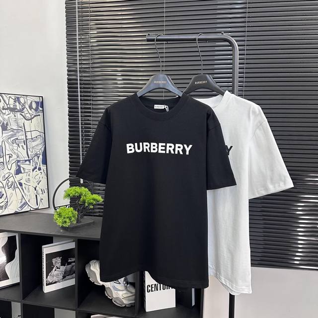 Burberry 款号：B604#博柏利经典字母印花短袖 面料- 采用320克双股精梳棉面料.索罗纳螺纹订织订染国标一级面料 工艺：采用美国上市公司 康郦 印花