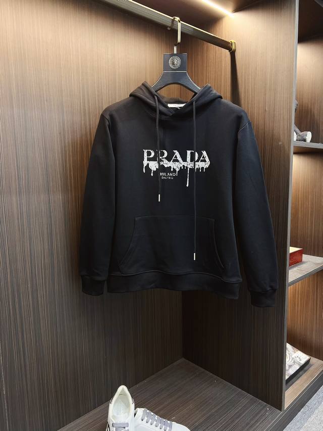 Prada 普拉达 2024秋冬 新款设计感连帽卫衣 官网同步！这款T恤极简主义设计和精美细节于一身。Oversize饰边引人联想蒂罗尔着装细节，召唤摩登新意， - 点击图像关闭