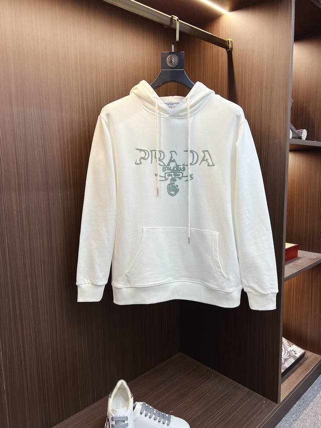 Prada 普拉达 2024秋冬 新款设计感连帽卫衣 官网同步！这款T恤极简主义设计和精美细节于一身。Oversize饰边引人联想蒂罗尔着装细节，召唤摩登新意，