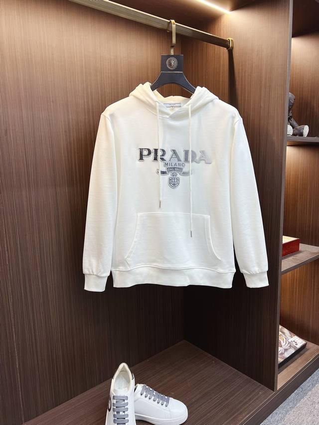 Prada 普拉达 2024秋冬 新款设计感连帽卫衣 官网同步！这款T恤极简主义设计和精美细节于一身。Oversize饰边引人联想蒂罗尔着装细节，召唤摩登新意，